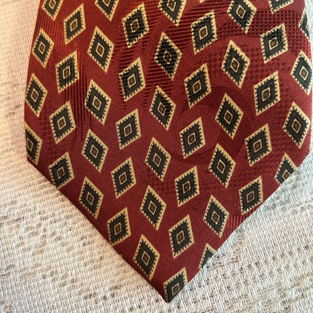 Elegant Diamond Patterned Tie in Rich Red